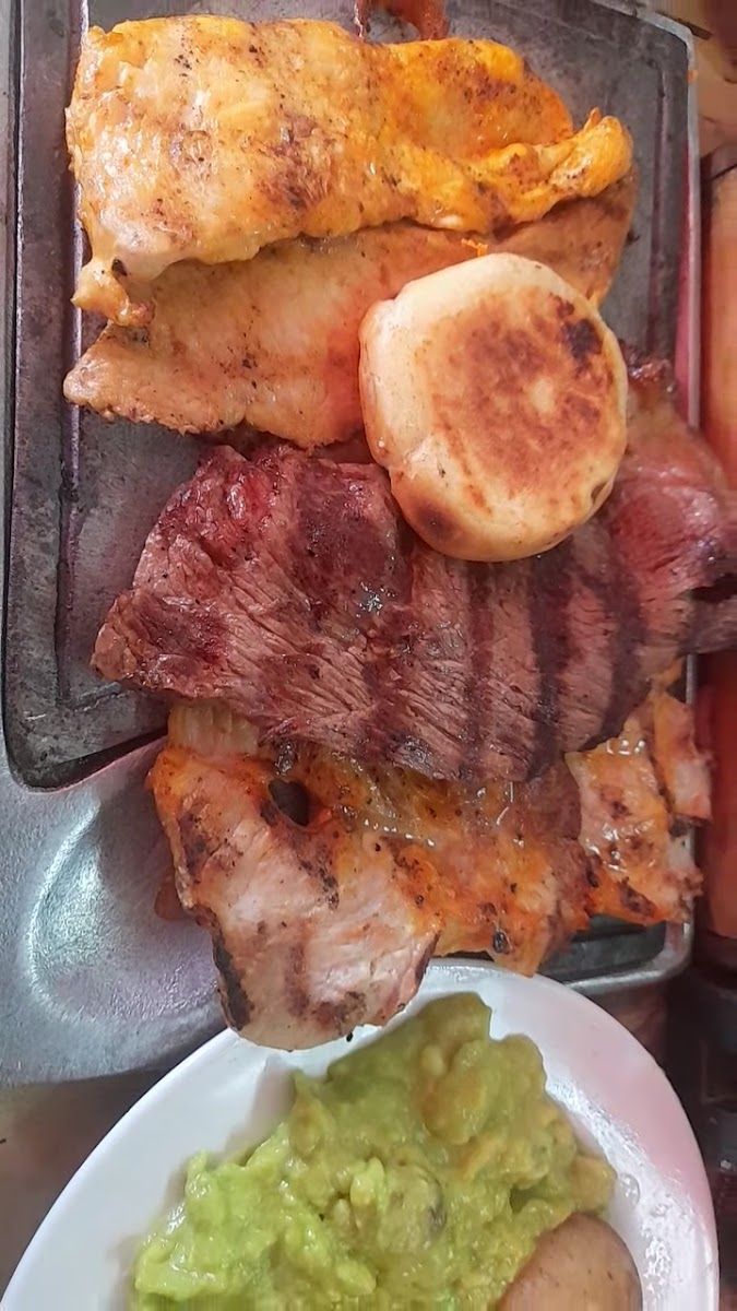 Parrillada con guacamole — ASADERO LA NOVILLA PARRILLA