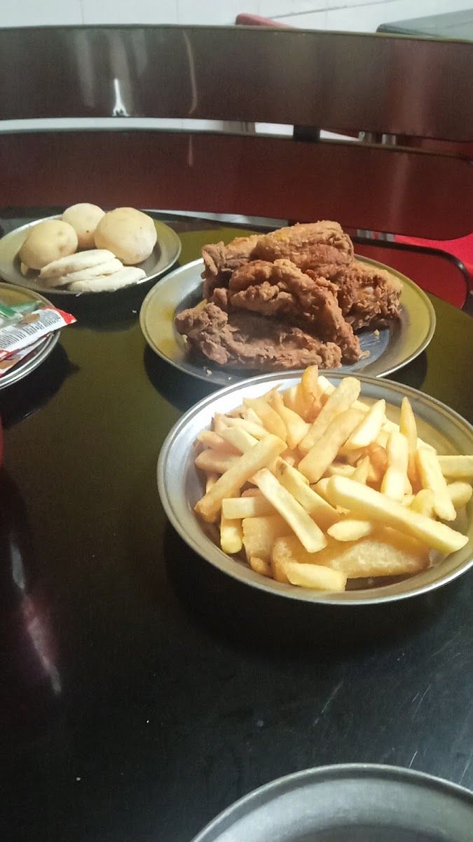 Pollo con papas fritas — Asadero Roque