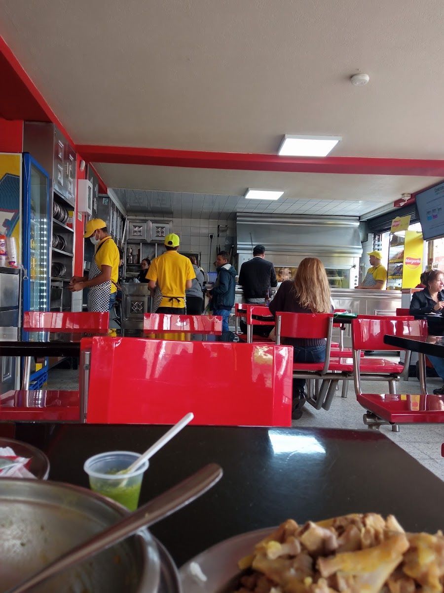 Salón rojo y amarillo — Asadero Roque