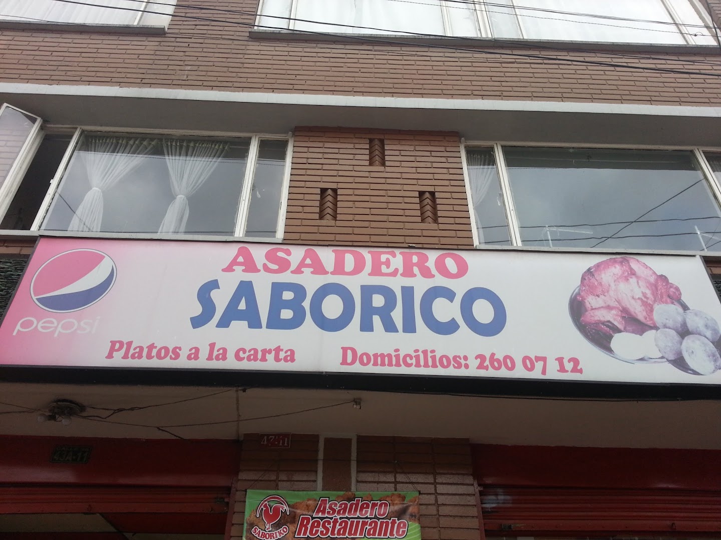 Fachada con letrero Asadero Saborico