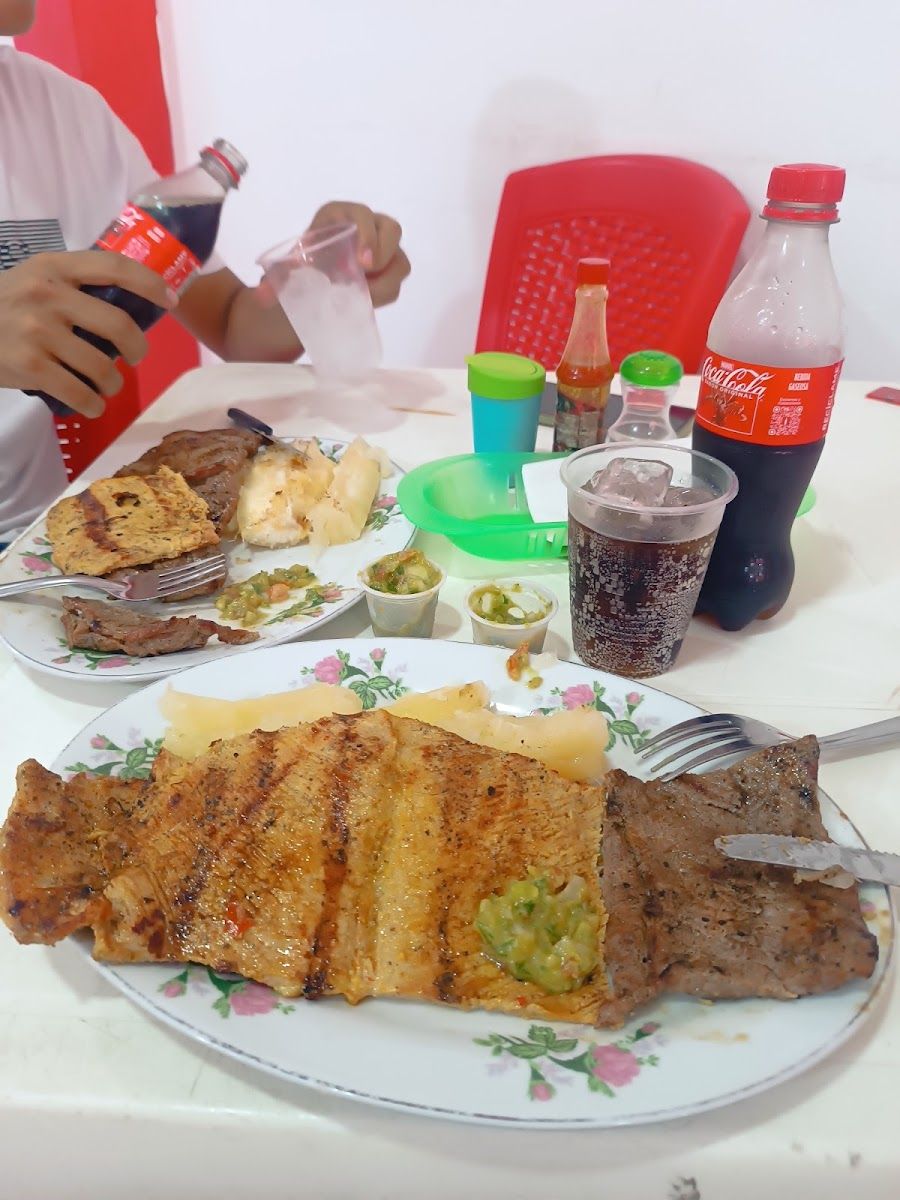 Plato completo en mesa — Asadero y Estadero El Punto Rojo