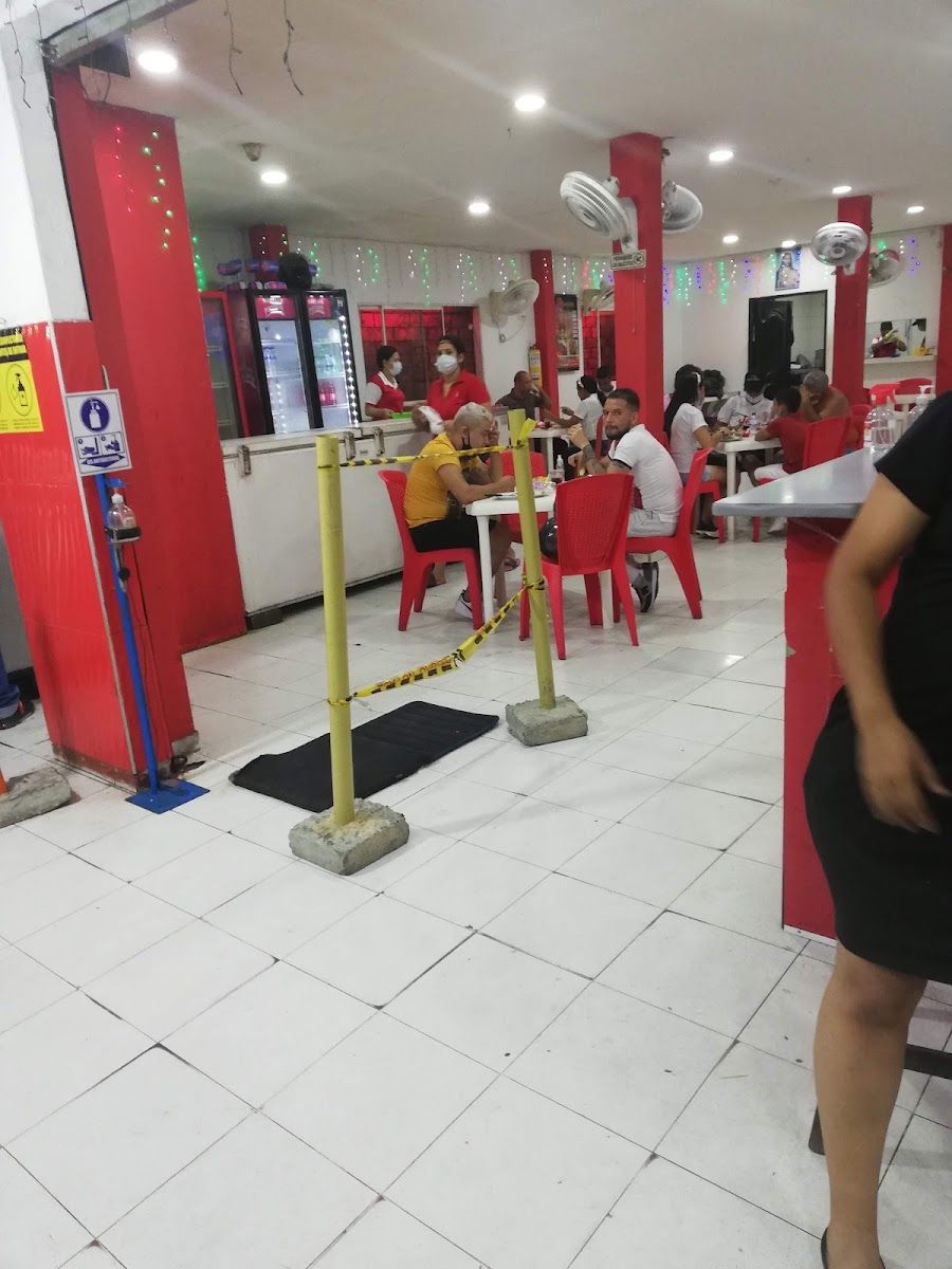Salón rojo y blanco — Asadero y Estadero El Punto Rojo