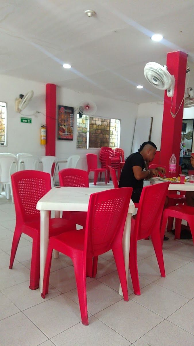Mesas rojas — Asadero y Estadero El Punto Rojo