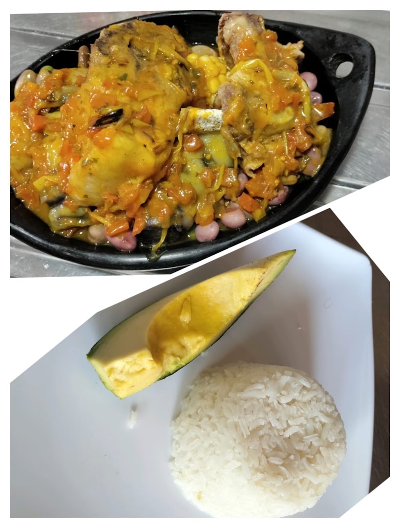 Pollo guisado con plátano y arroz — Asadero y Restaurante " La Sucursal del Llano "