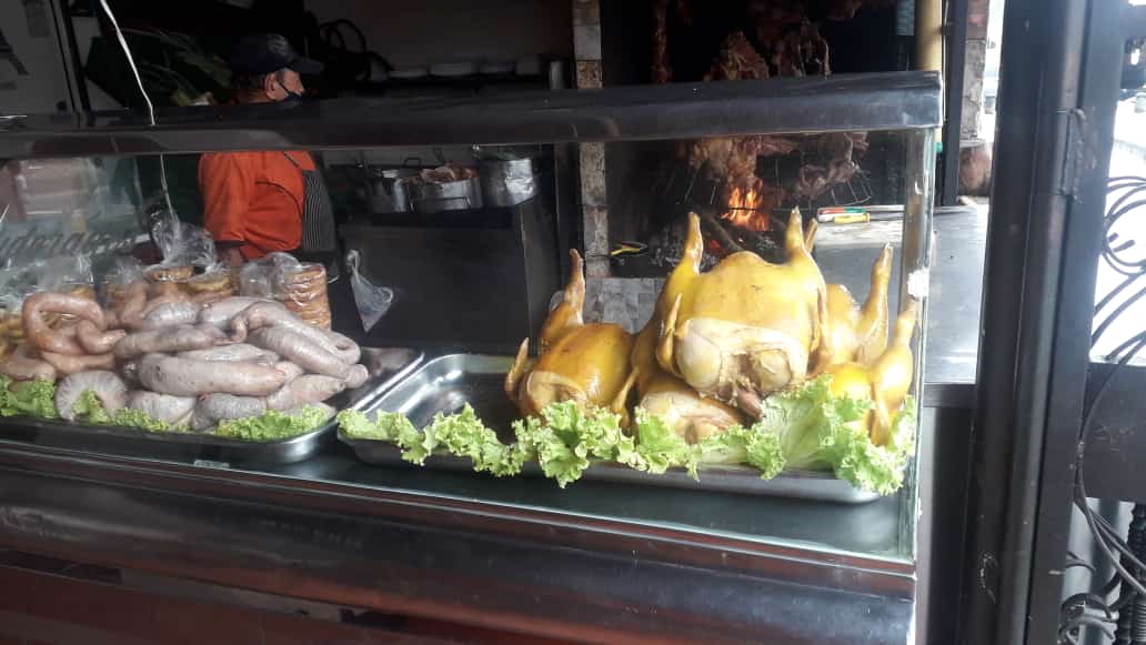 Gallinas asadas en vitrina — Asadero y Restaurante " La Sucursal del Llano "