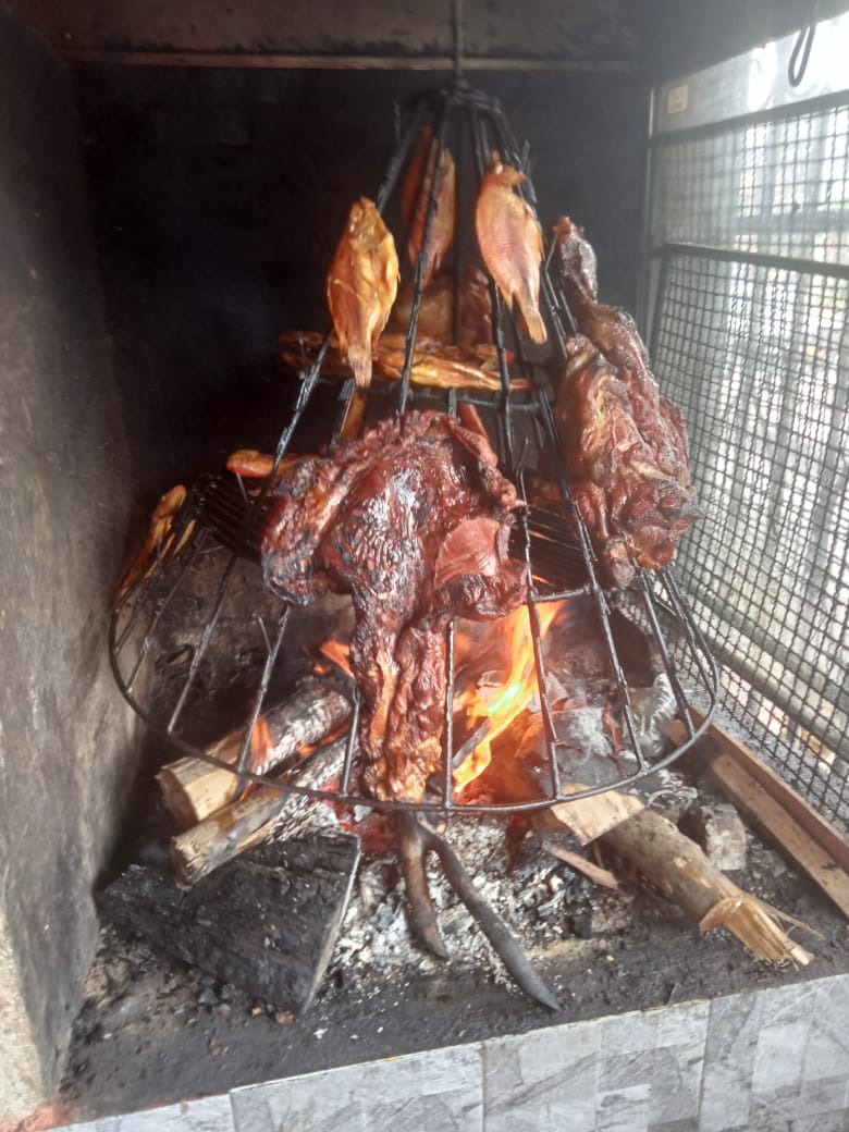 Carnes asándose al carbón sobre la parrilla
