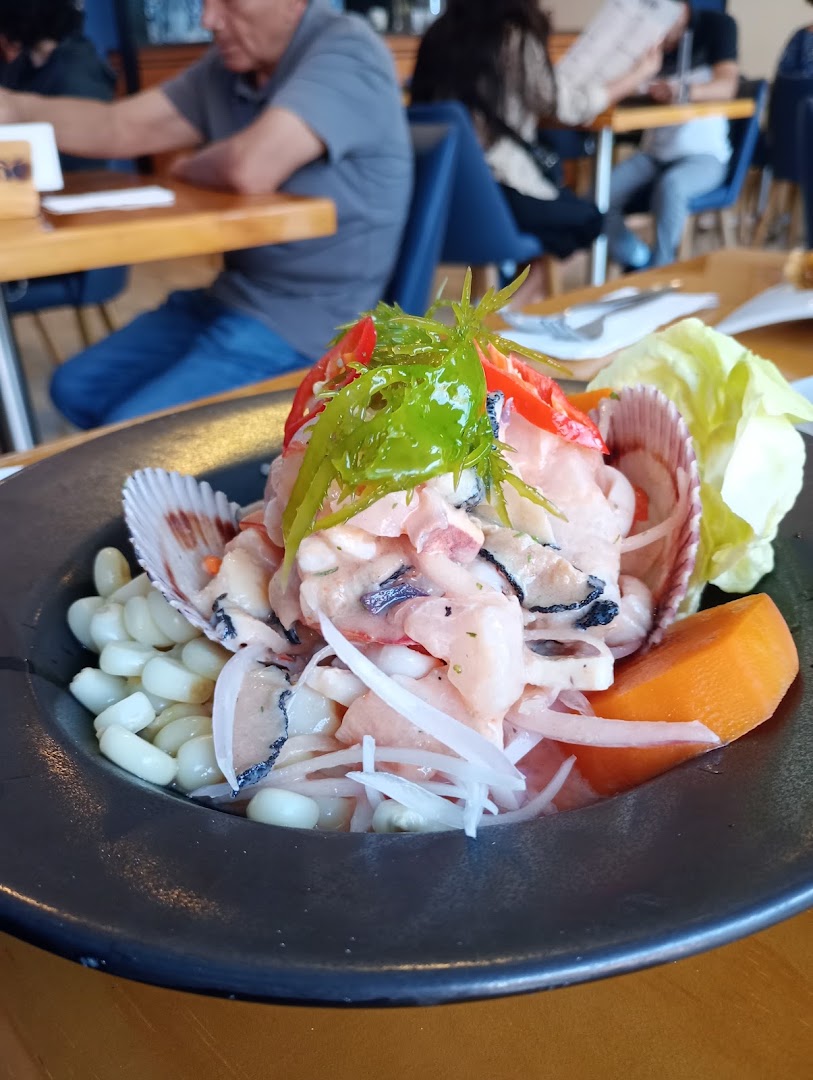 Ceviche mixto de pescado y mariscos