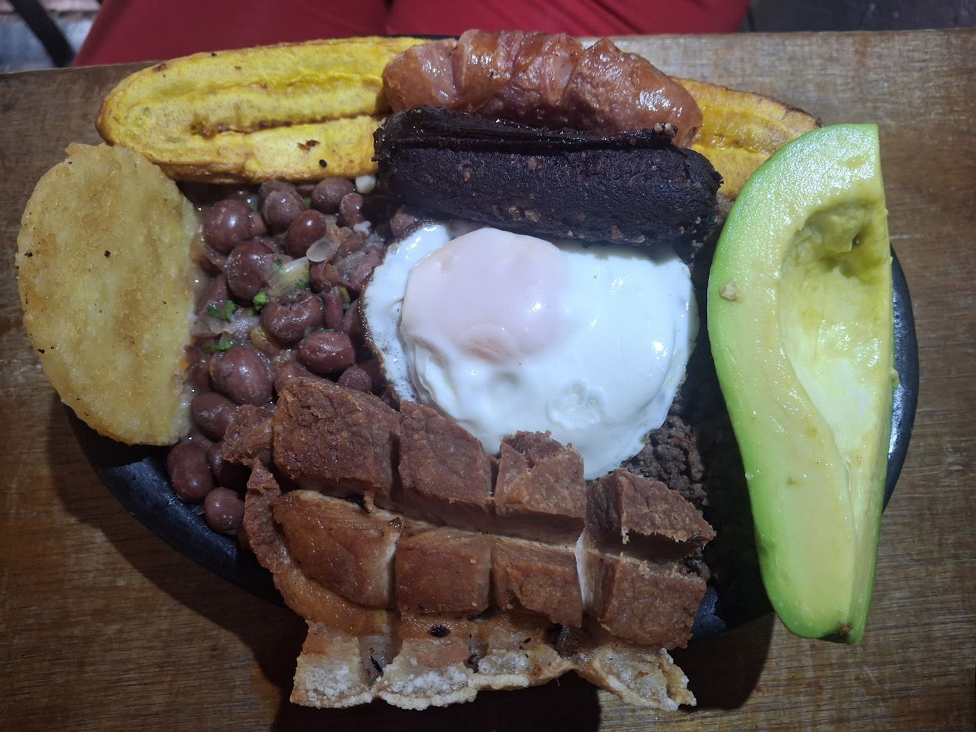 Bandeja con huevo y aguacate — Banquete tradicional Colombiano