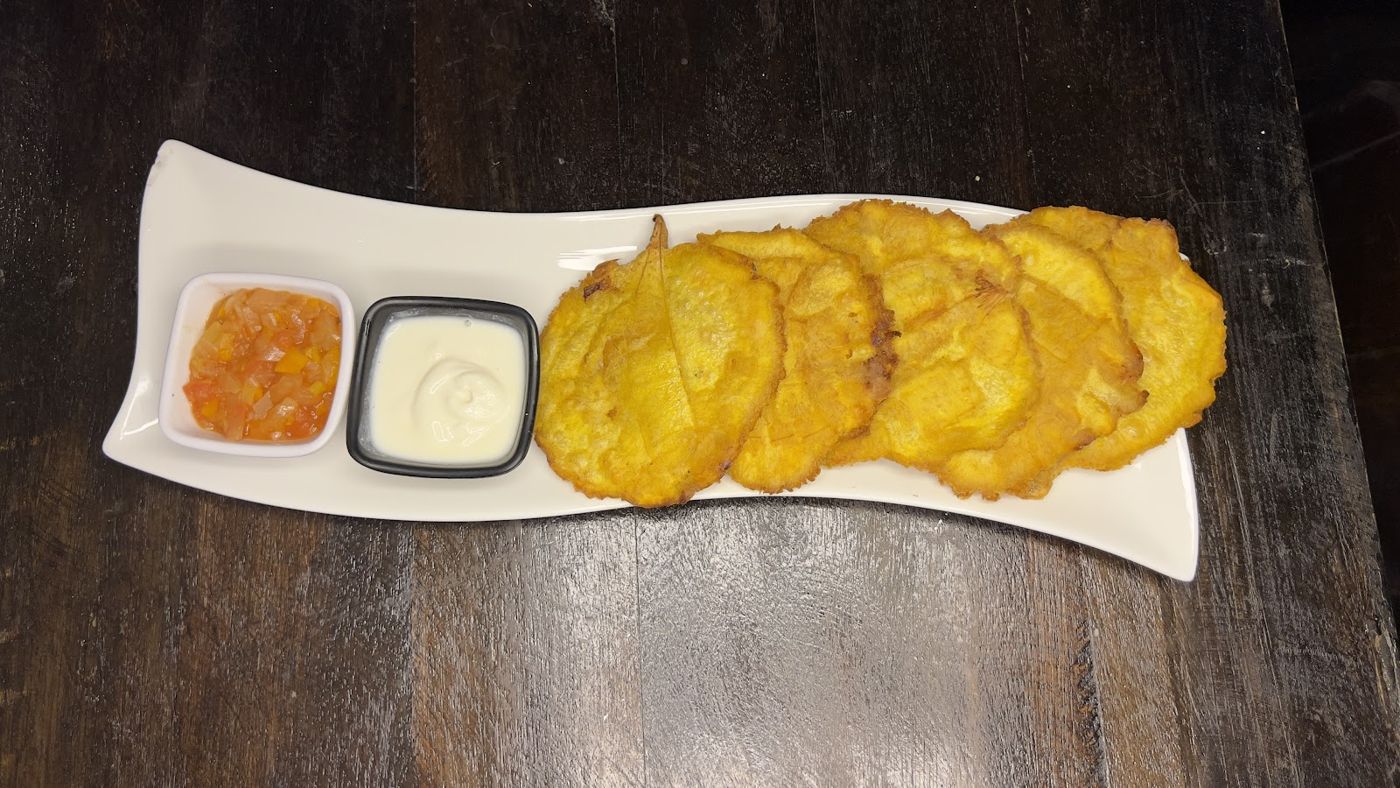 Patacones con salsas — Banquete tradicional Colombiano