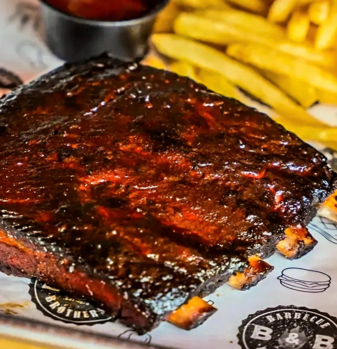 Ribs BBQ con papas fritas