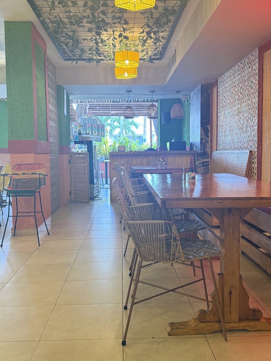 Salón con mesas de madera — Barrio Abajo Totumas y Parrilla