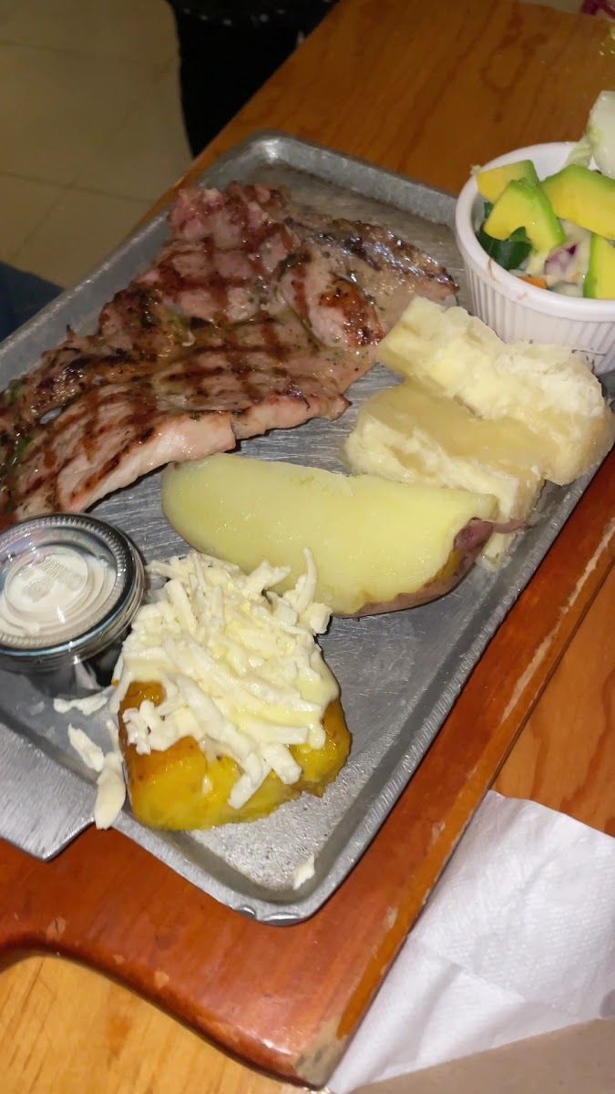 Carne a la parrilla — Barrio Abajo Totumas y Parrilla