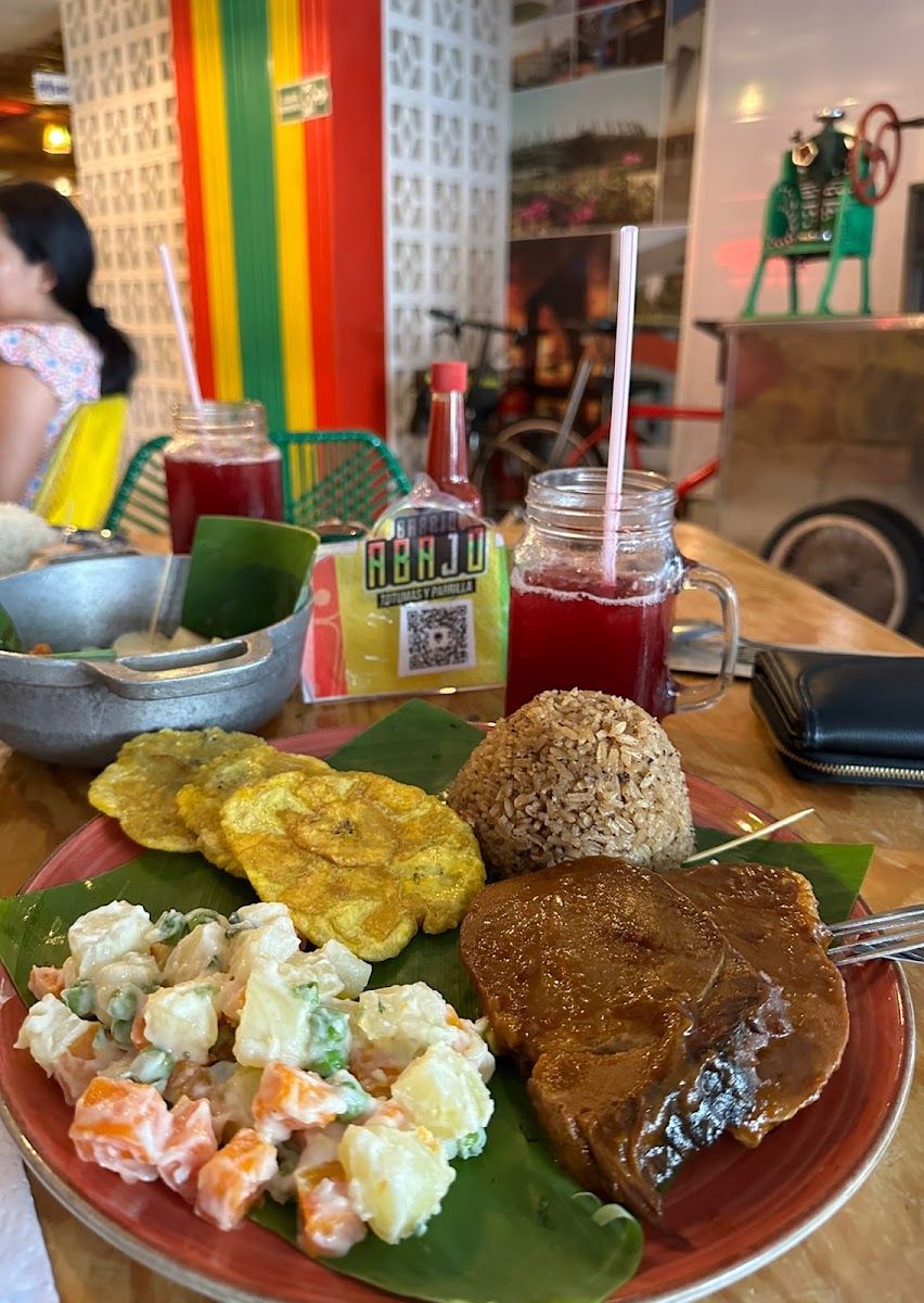 Plato típico completo — Barrio Abajo Totumas y Parrilla