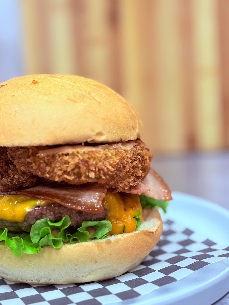 Hamburguesa recién armada — Bendito Sazon