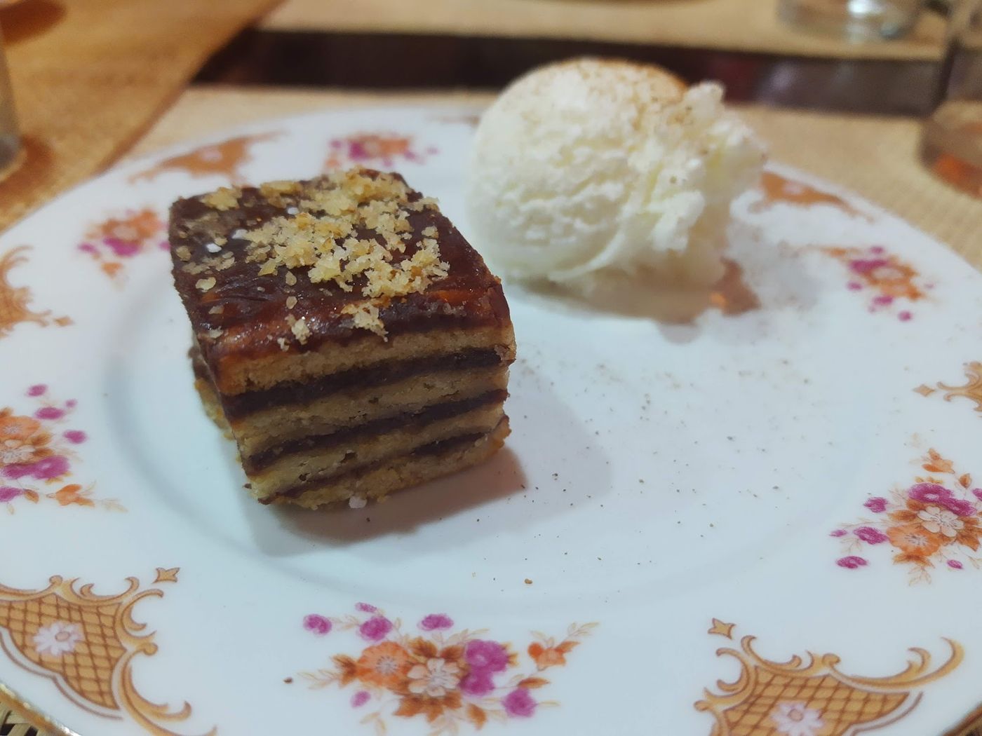 Torta de capas con helado — Beograd-Belgrado Restaurante Serbio