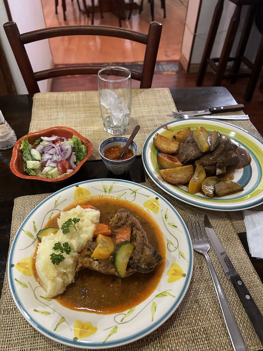 Guiso con puré y ensalada — Beograd-Belgrado Restaurante Serbio
