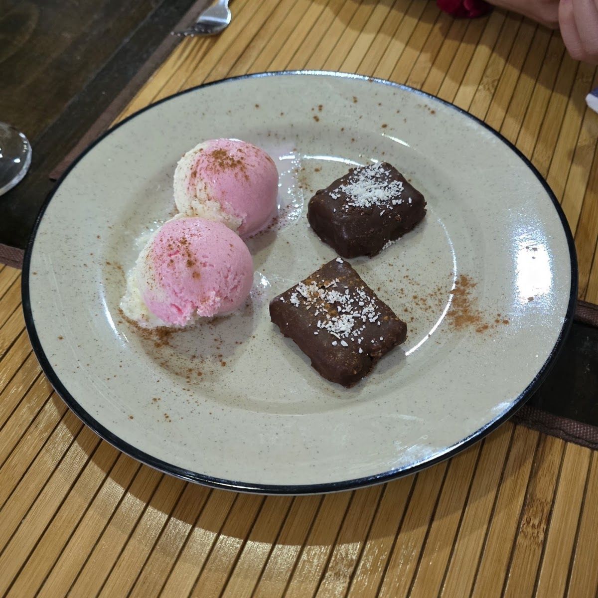 Helado y brownie — Beograd-Belgrado Restaurante Serbio
