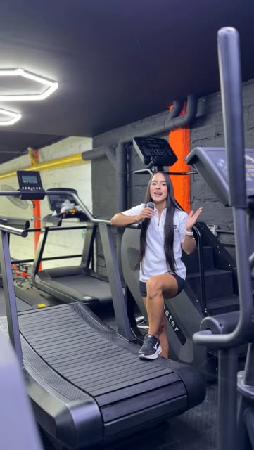 Zona de cardio de Big Training con cintas y elípticas, acompañada por el equipo del gimnasio