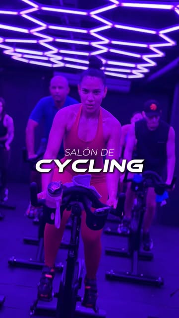 Salón de Cycling de Big Training con luces LED hexagonales y bicicletas estáticas