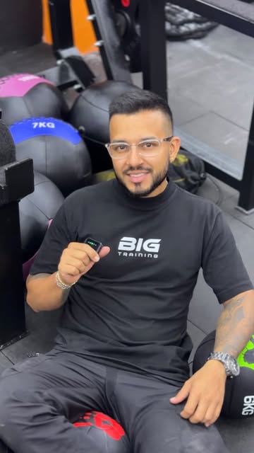 Entrenador de Big Training en la zona funcional, con balones medicinales