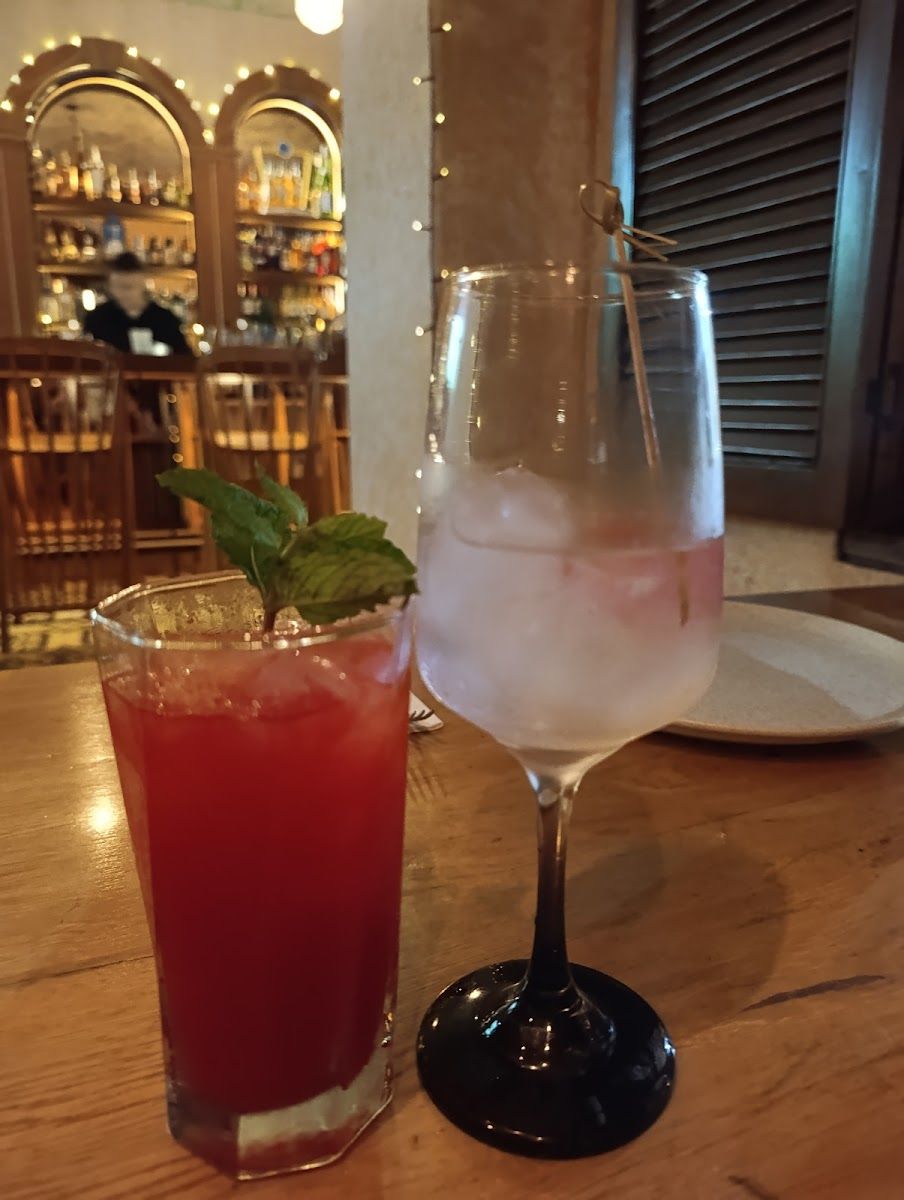 Cócteles en la barra — Bohio Restaurante