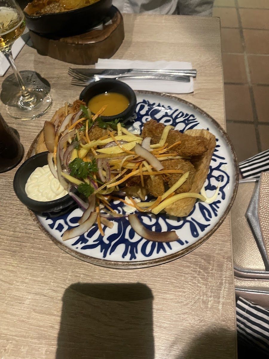 Plato con papas en hilo — Bohio Restaurante