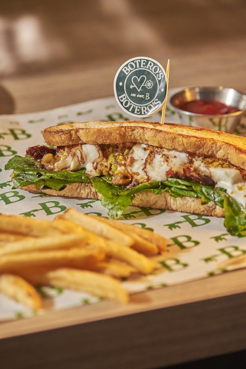 Sándwich con papas — Botero's Barranquilla