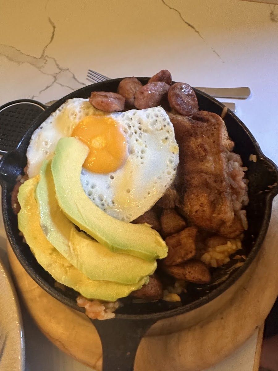 Cazuela con huevo y aguacate — Botero's Barranquilla