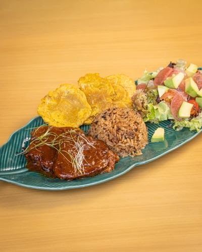 Plato con patacones — Botero's Barranquilla
