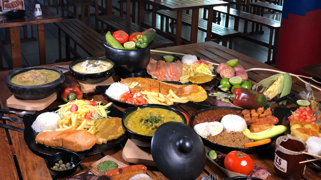 Variedad de platos servidos — C&S Cocina Colombiana
