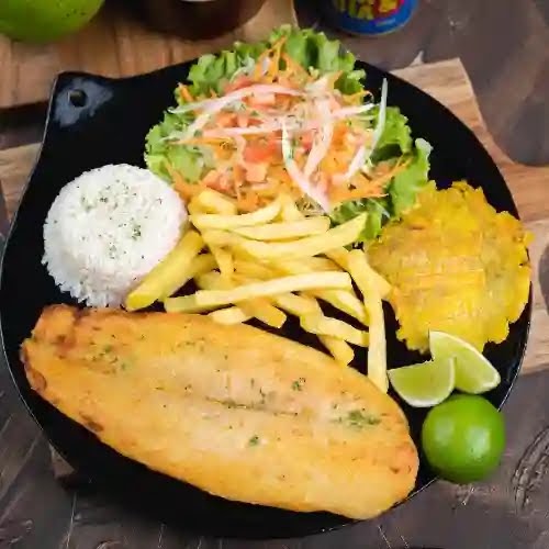 Pescado frito con patacones — C&S Cocina Colombiana