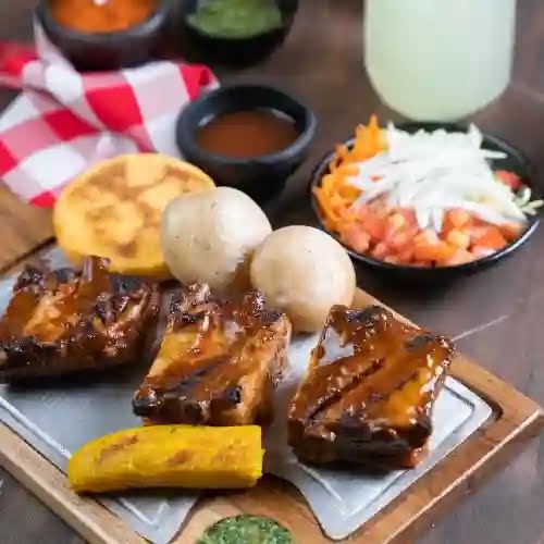 Costillas BBQ con arepas — C&S Cocina Colombiana