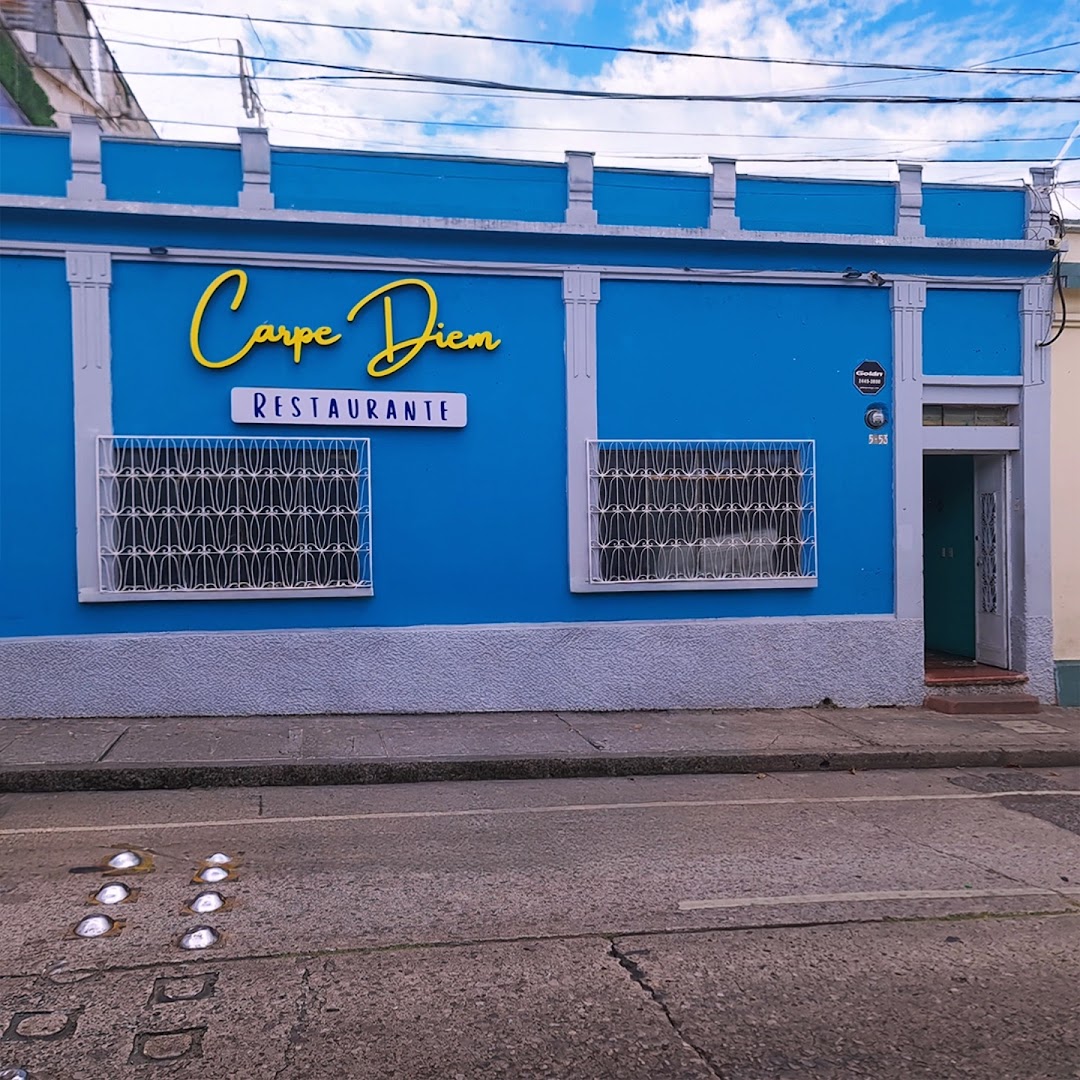 Fachada azul — Carpe Diem Restaurante & Café