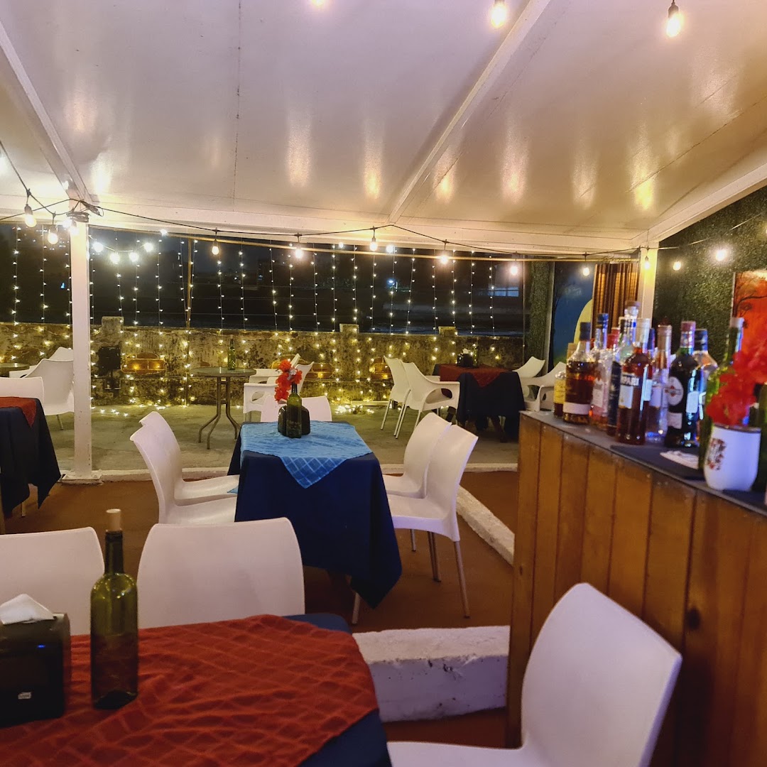 Terraza iluminada de noche — Carpe Diem Restaurante & Café