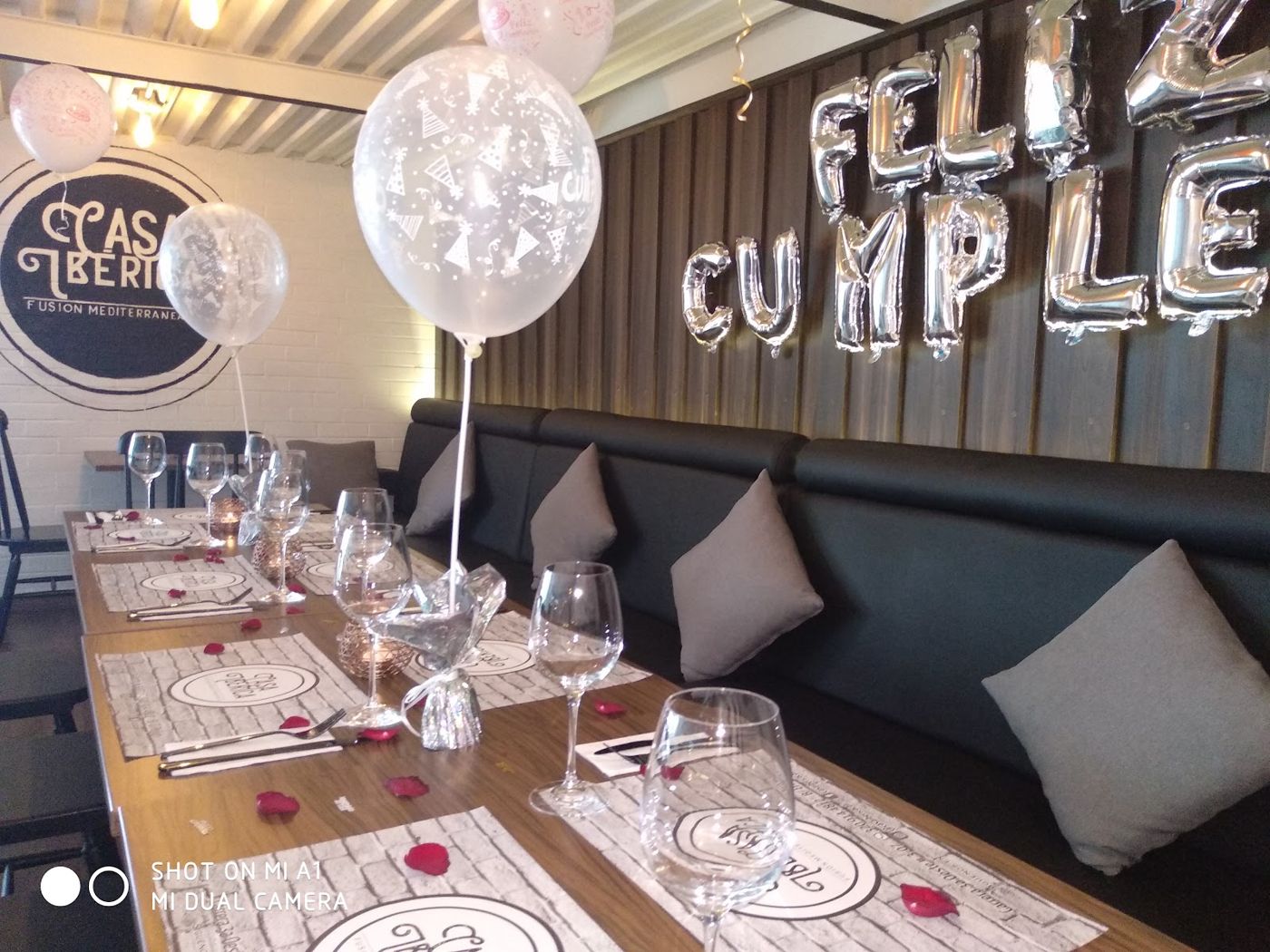 Mesa lista para celebrar — Casa Ibérica