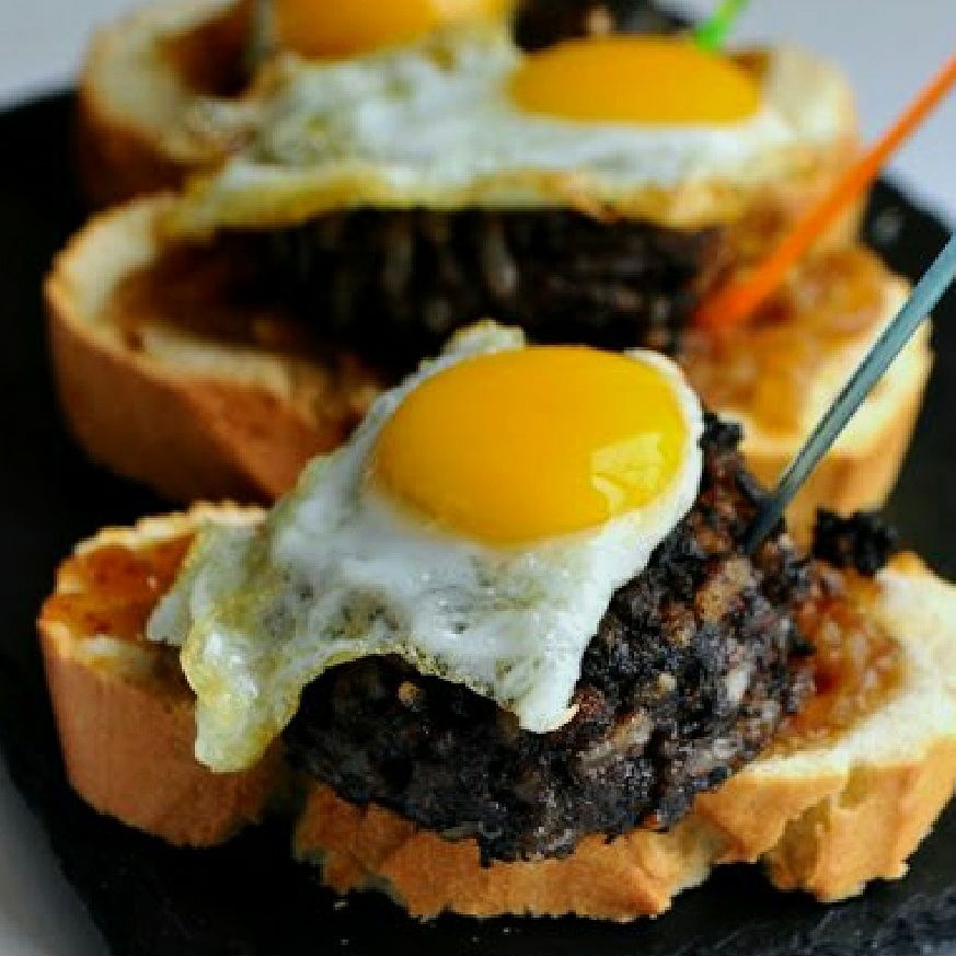 Tostas con huevo de codorniz — Casa Ibérica