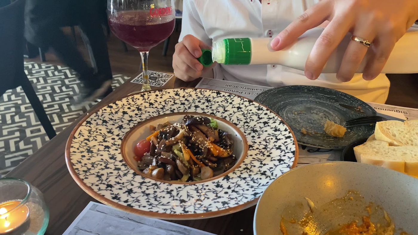 Plato con vino tinto — Casa Ibérica