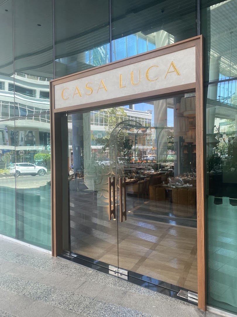 Fachada de vidrio con letrero — Casa Luca