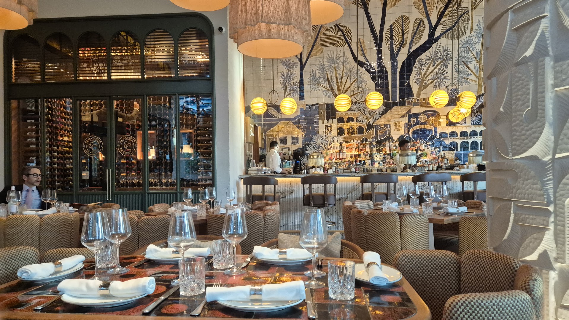Comedor con mural de árbol — Casa Luca