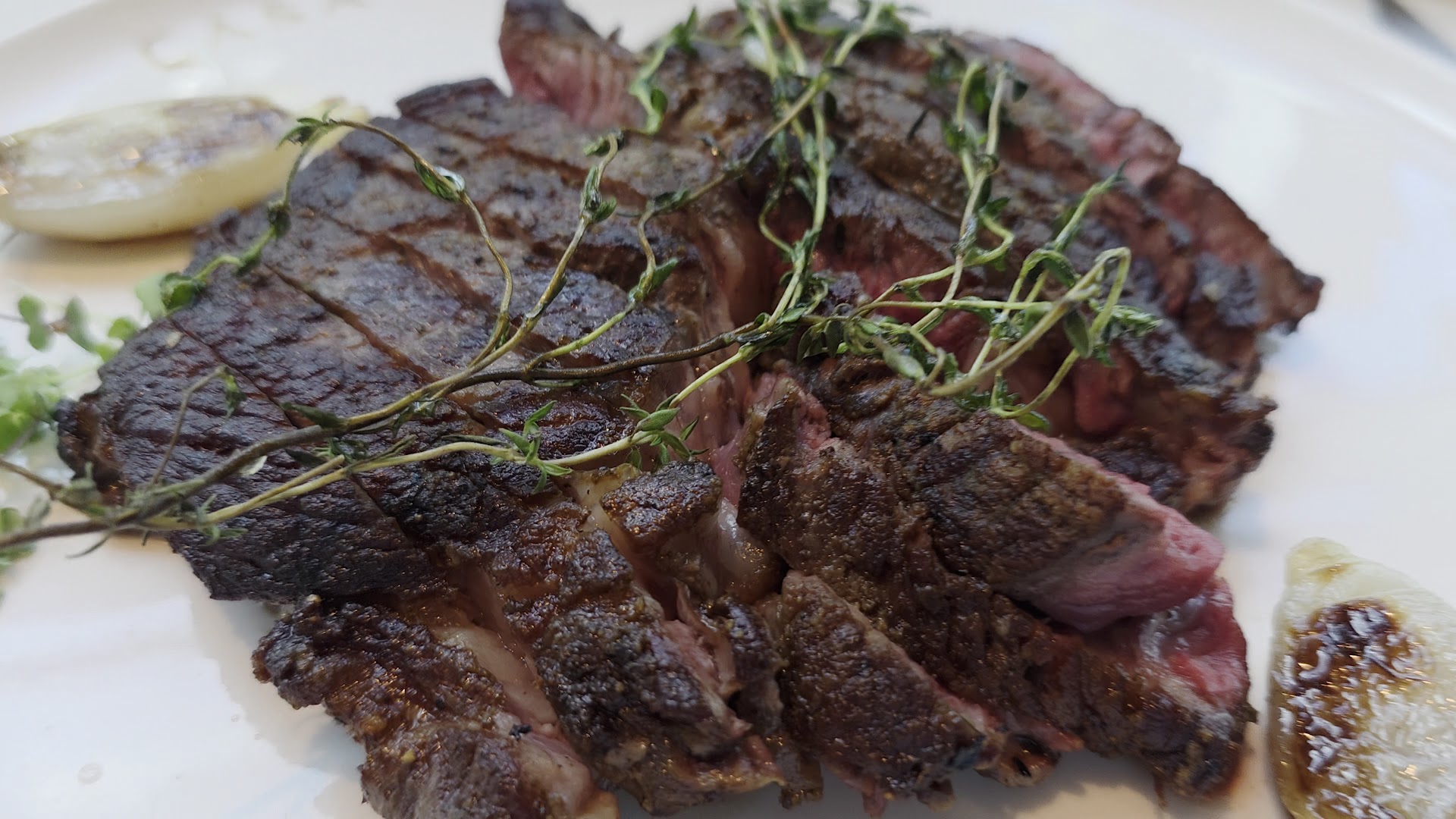 Corte de carne con hierbas frescas