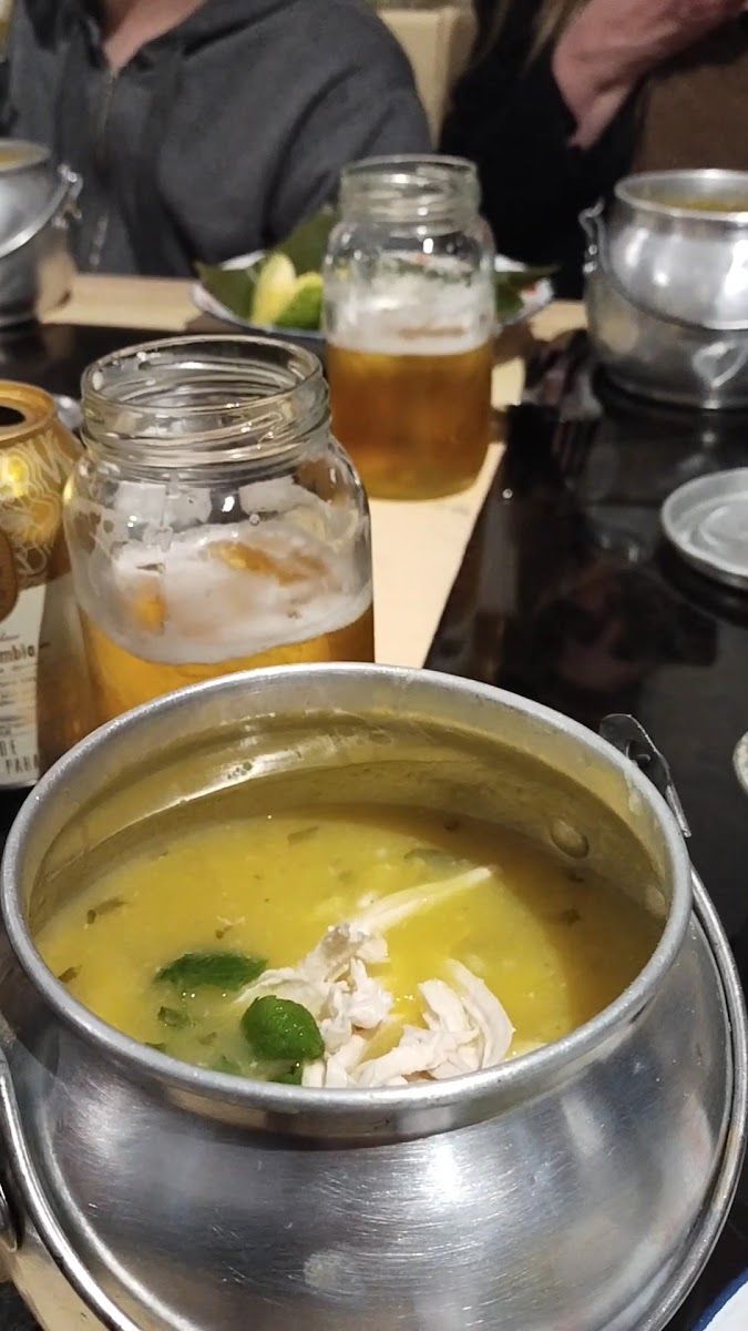 Sopa servida en olla — Casa Mamá Luz
