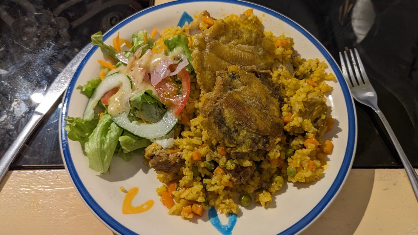 Arroz amarillo con carne — Casa Mamá Luz