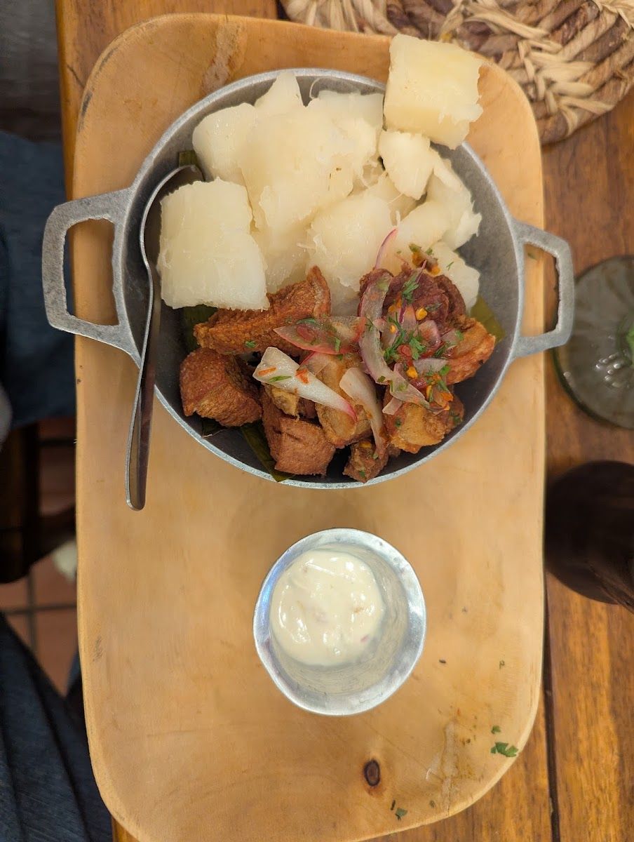 Yuca con carne — Casa Mamá Luz