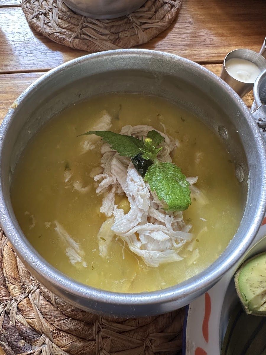 Ajiaco en olla en Casa Mamá Luz