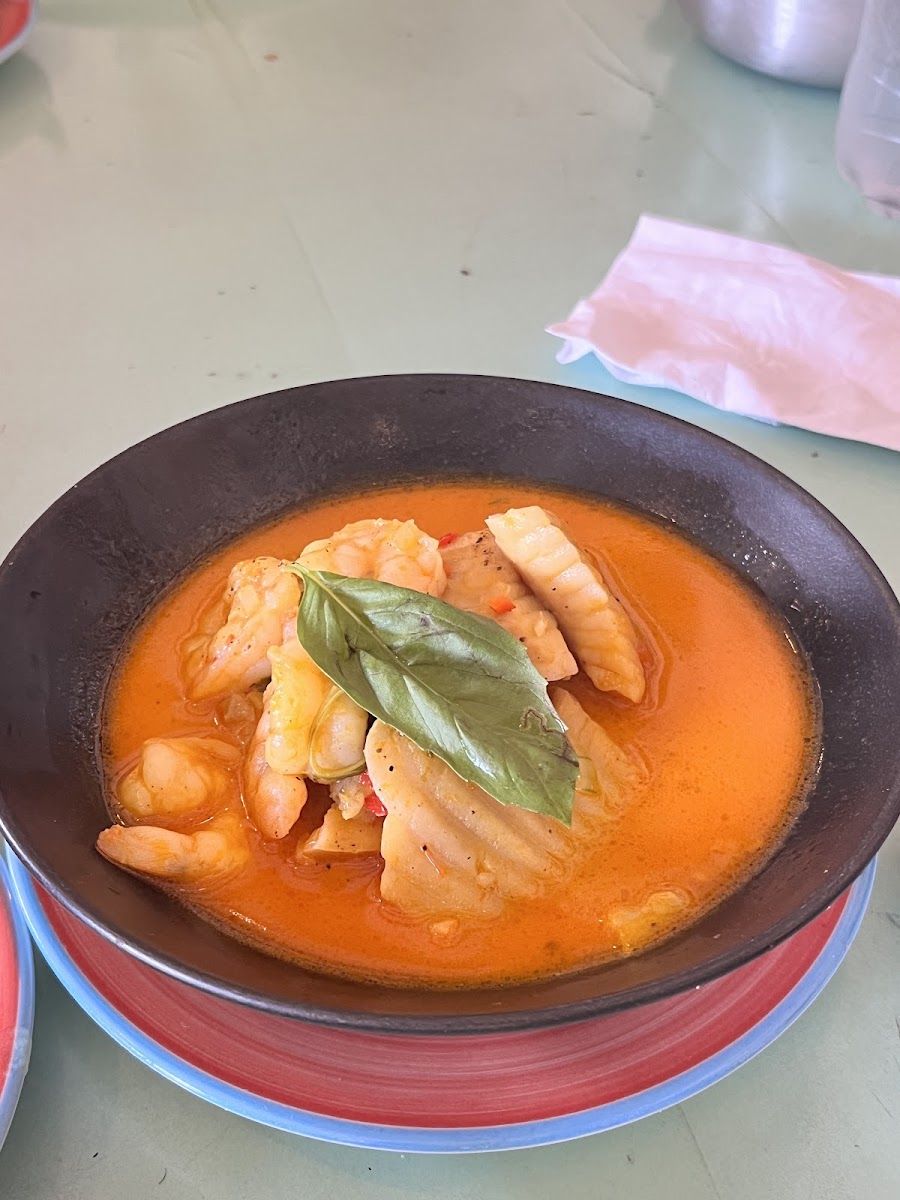 Pescado y camarón en salsa — Casa Mamá Luz