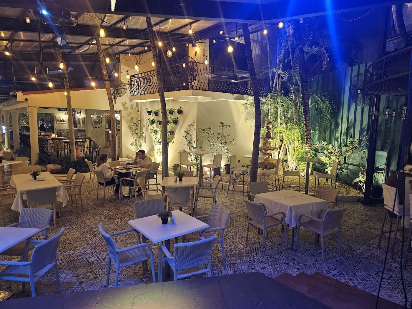 Patio de noche — Casa Mencía