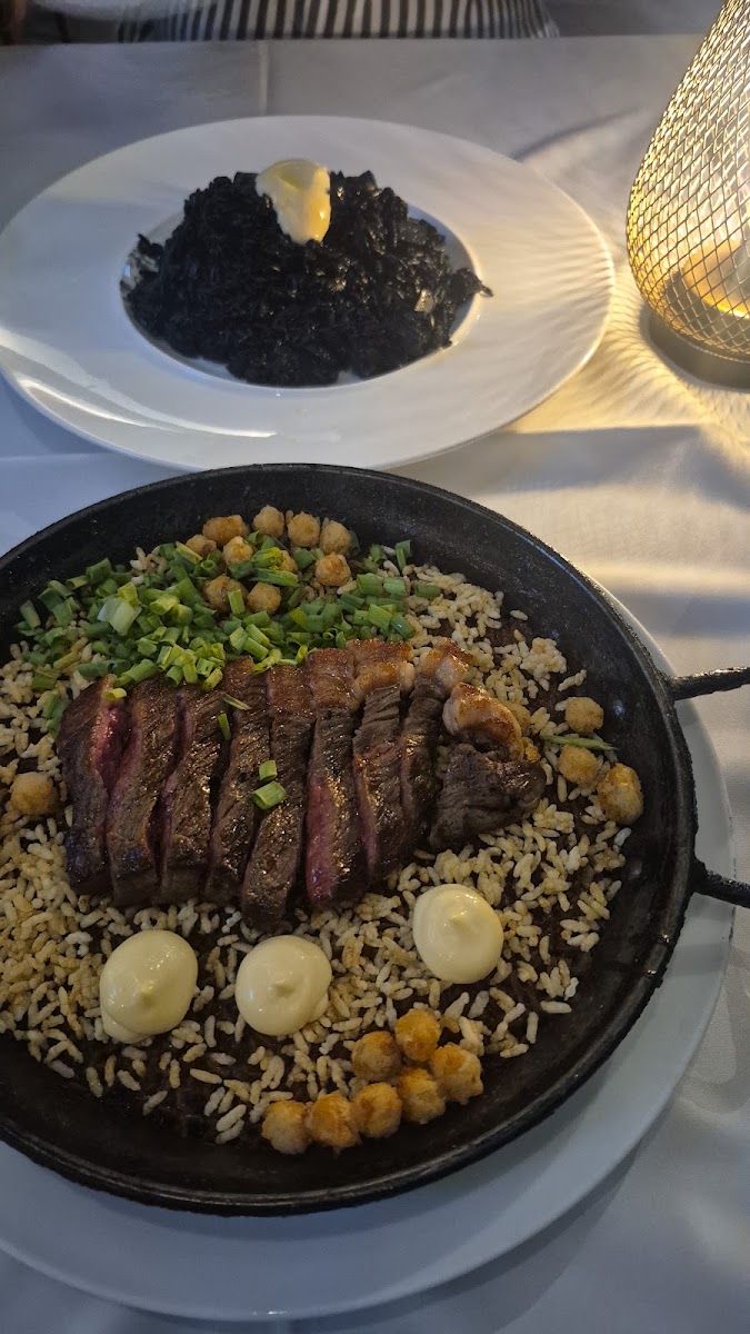 Arroz negro con carne — Casa Mencía