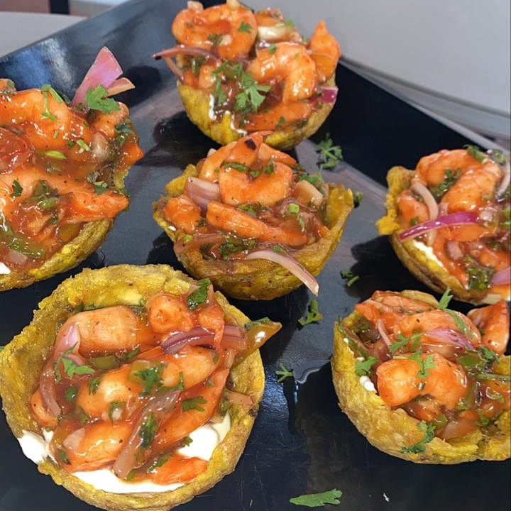 Tostaditas de camarón recién servidas