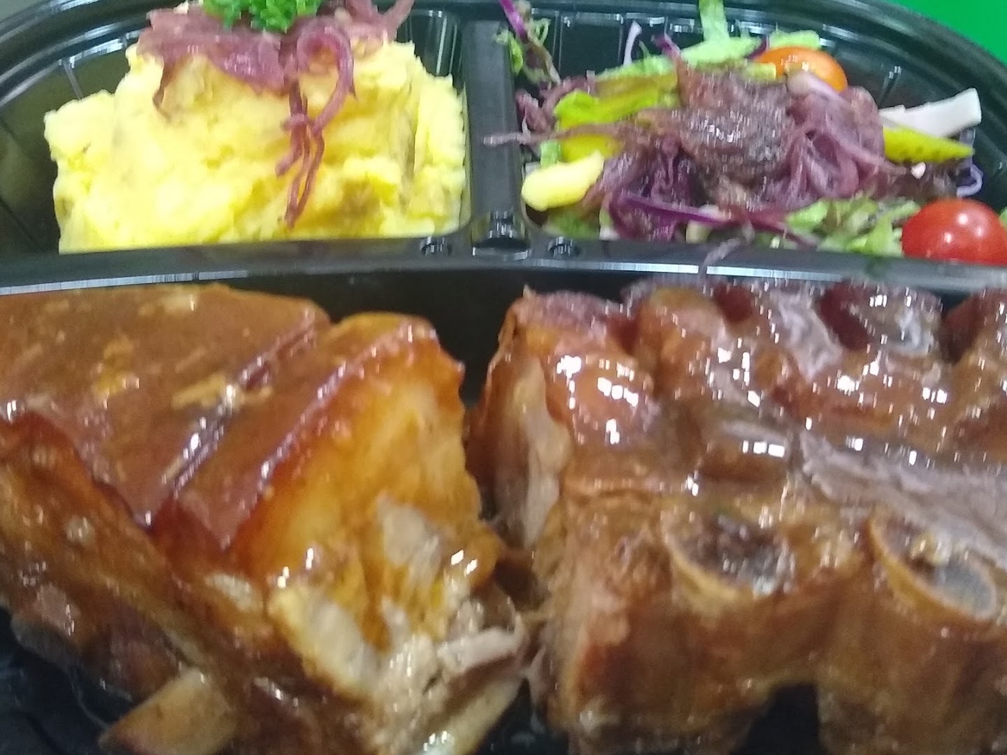 Costillas glaseadas con puré — Cayena Comida Rápida y tipica