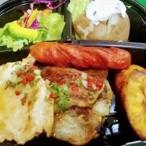 Plato con longaniza y patacón — Cayena Comida Rápida y tipica